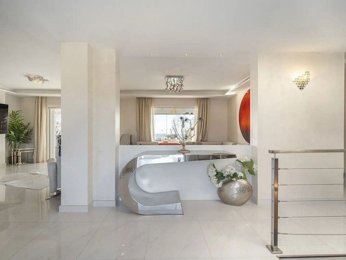 Contemporary villa with rooftop terrace and sea views in Nueva Andalucia, Marbella