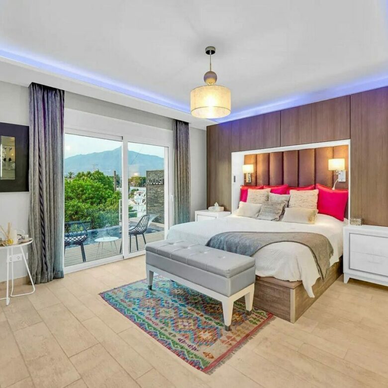 Contemporary villa with rooftop terrace and sea views in Nueva Andalucia, Marbella