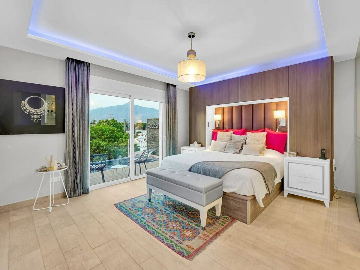 Contemporary villa with rooftop terrace and sea views in Nueva Andalucia, Marbella