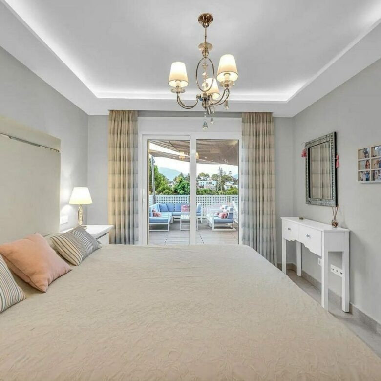 Contemporary villa with rooftop terrace and sea views in Nueva Andalucia, Marbella