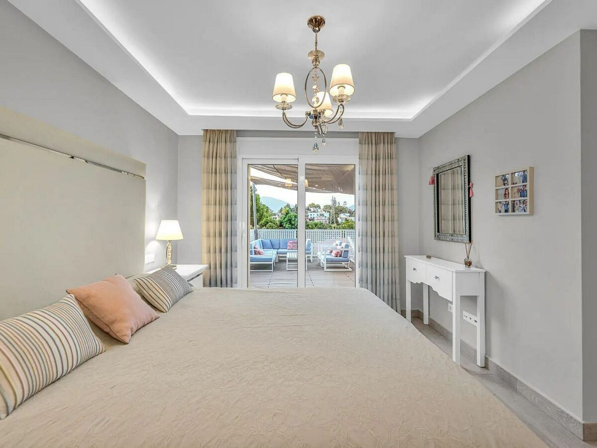 Contemporary villa with rooftop terrace and sea views in Nueva Andalucia, Marbella
