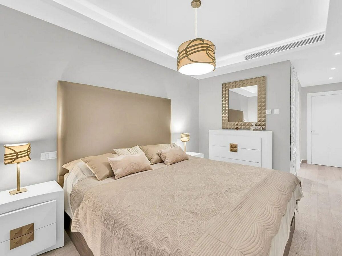 Contemporary villa with rooftop terrace and sea views in Nueva Andalucia, Marbella