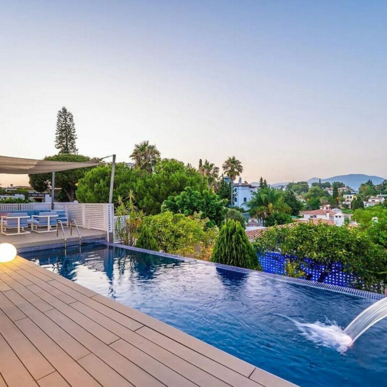 Contemporary villa with rooftop terrace and sea views in Nueva Andalucia, Marbella