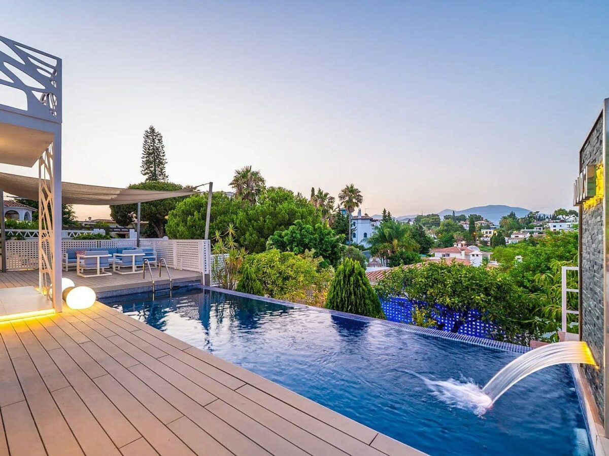 Contemporary villa with rooftop terrace and sea views in Nueva Andalucia, Marbella
