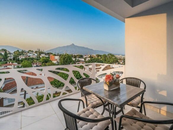 Contemporary villa with rooftop terrace and sea views in Nueva Andalucia, Marbella