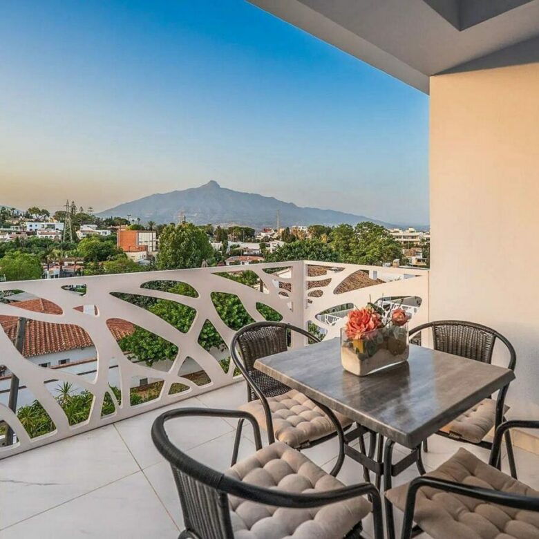 Contemporary villa with rooftop terrace and sea views in Nueva Andalucia, Marbella