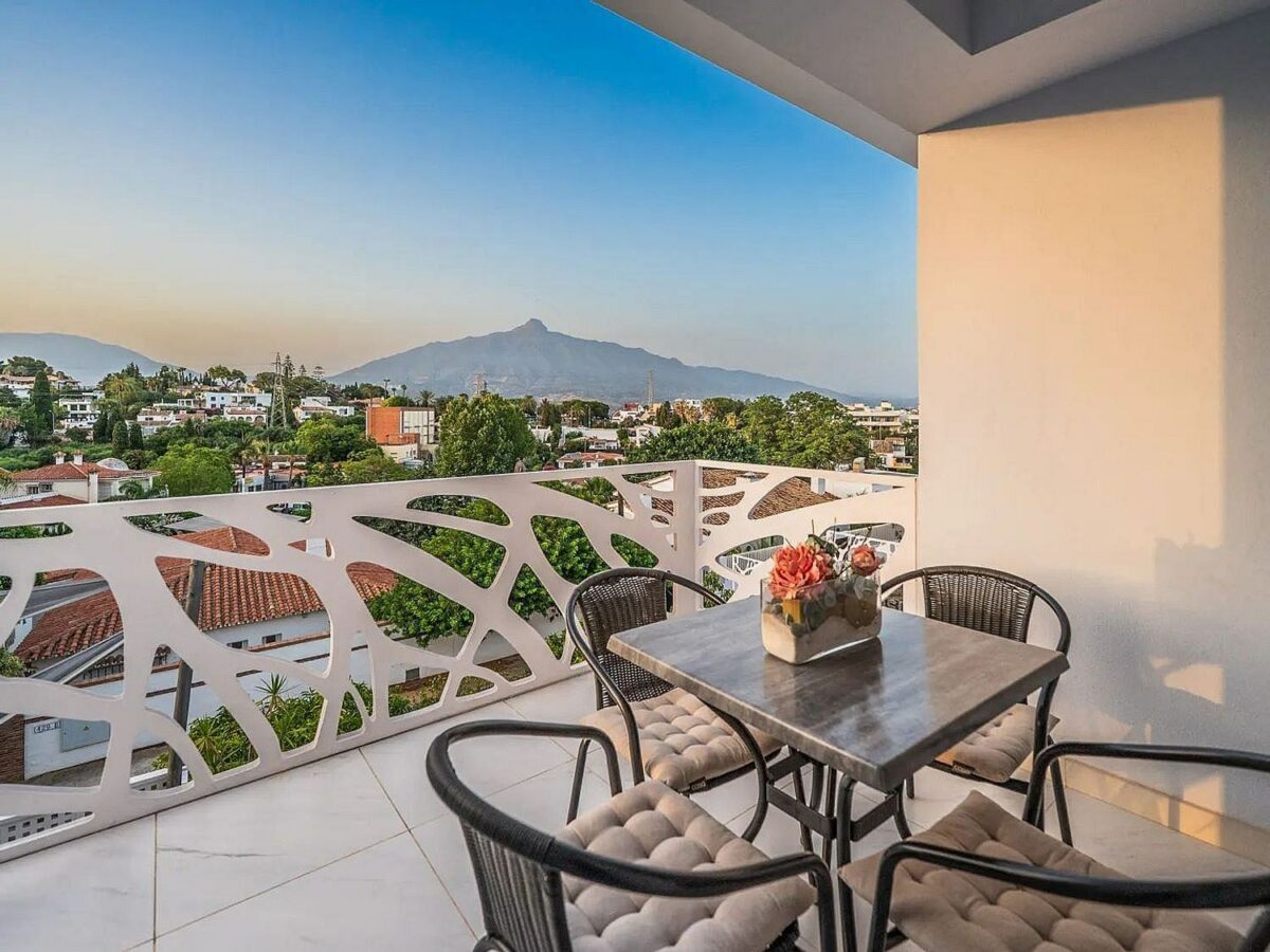 Contemporary villa with rooftop terrace and sea views in Nueva Andalucia, Marbella