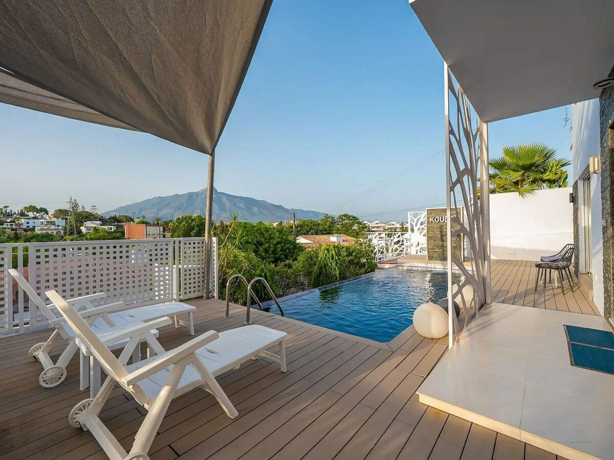 Contemporary villa with rooftop terrace and sea views in Nueva Andalucia, Marbella