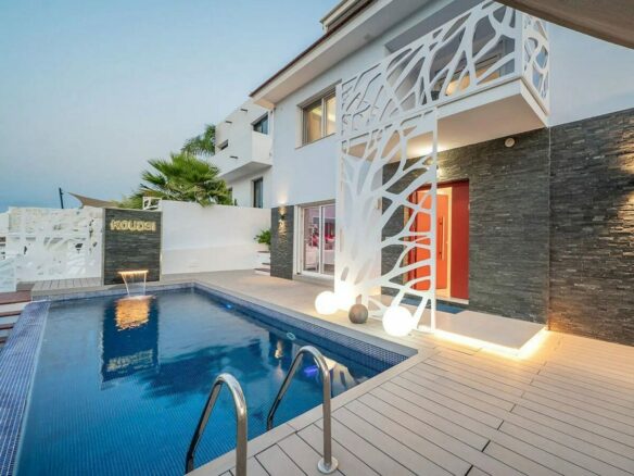Contemporary villa with rooftop terrace and sea views in Nueva Andalucia, Marbella