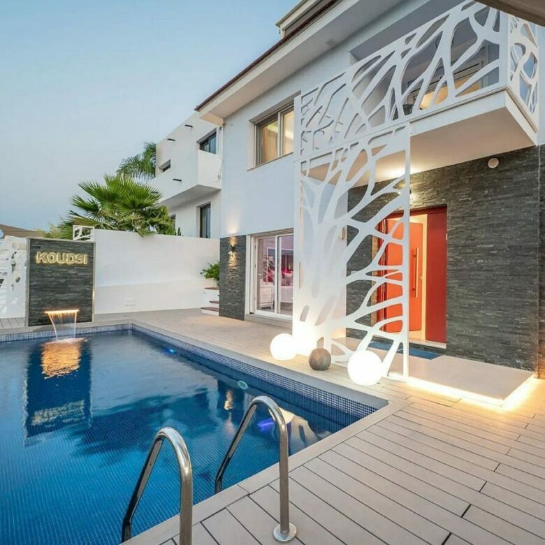 FOR SALE 🏡 Contemporary Villa with Rooftop Terrace and Sea and Mountain Views – Nueva Andalucía, Marbella 🇪🇸