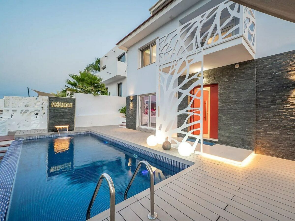 Contemporary villa with rooftop terrace and sea views in Nueva Andalucia, Marbella 25 Contemporary villa with rooftop terrace and sea views in Nueva Andalucia, Marbella