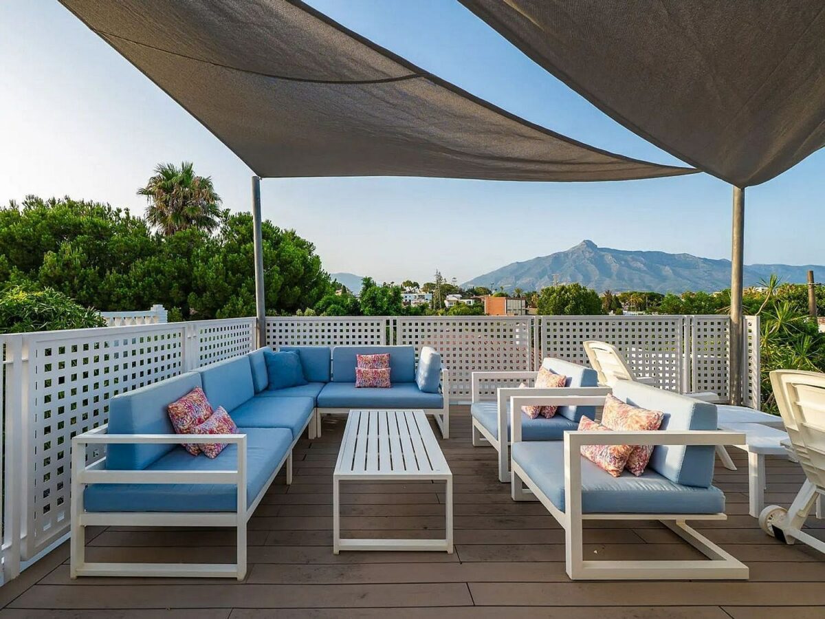Contemporary villa with rooftop terrace and sea views in Nueva Andalucia, Marbella