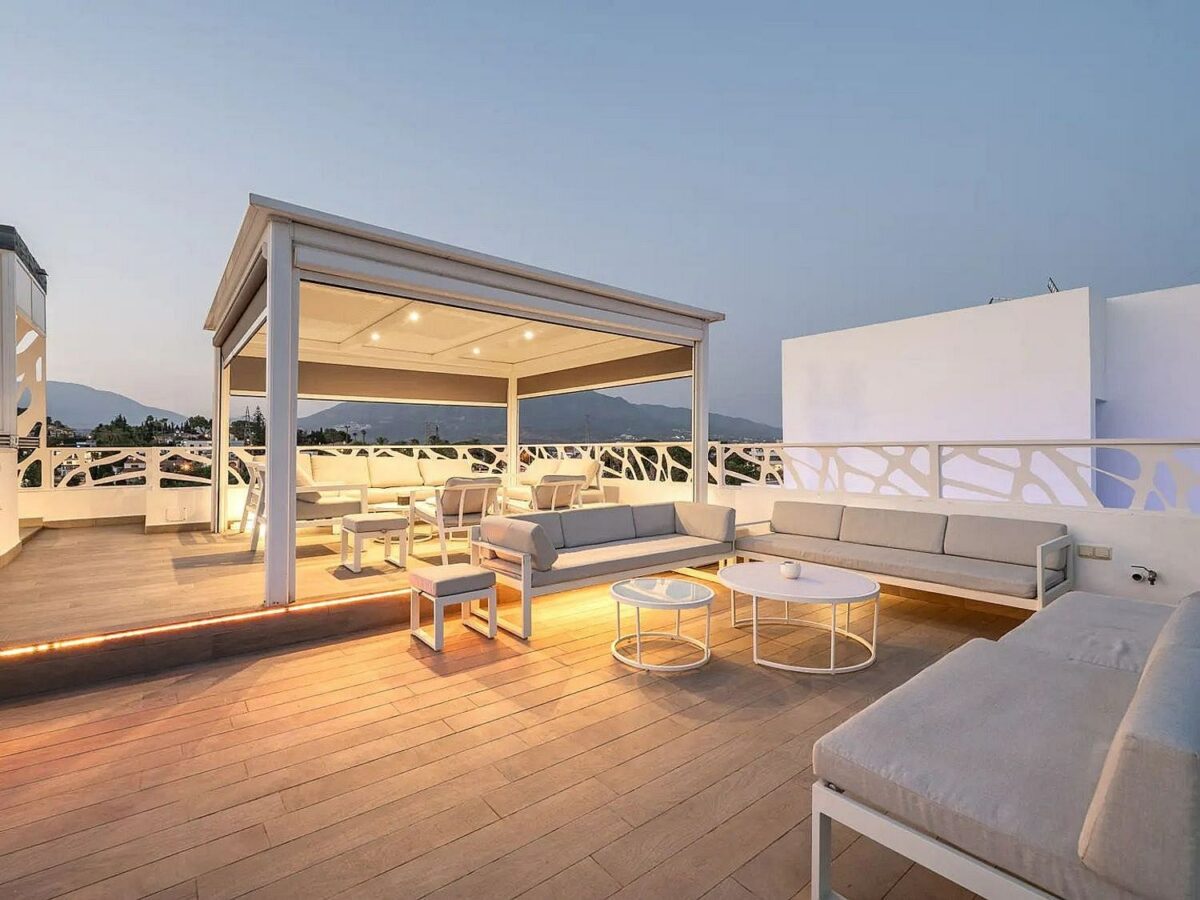 Contemporary villa with rooftop terrace and sea views in Nueva Andalucia, Marbella