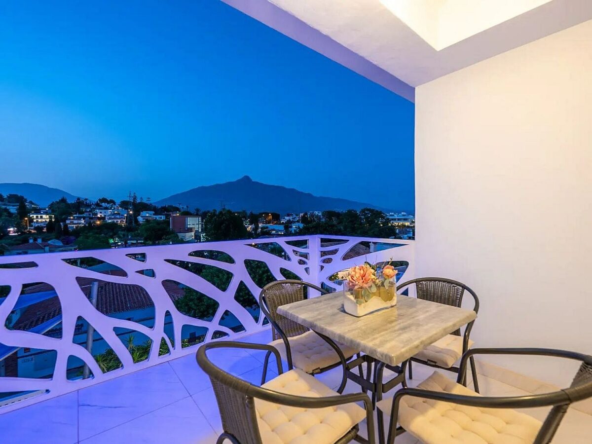 Contemporary villa with rooftop terrace and sea views in Nueva Andalucia, Marbella