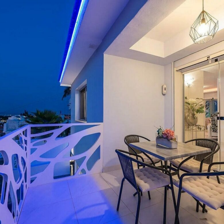Contemporary villa with rooftop terrace and sea views in Nueva Andalucia, Marbella
