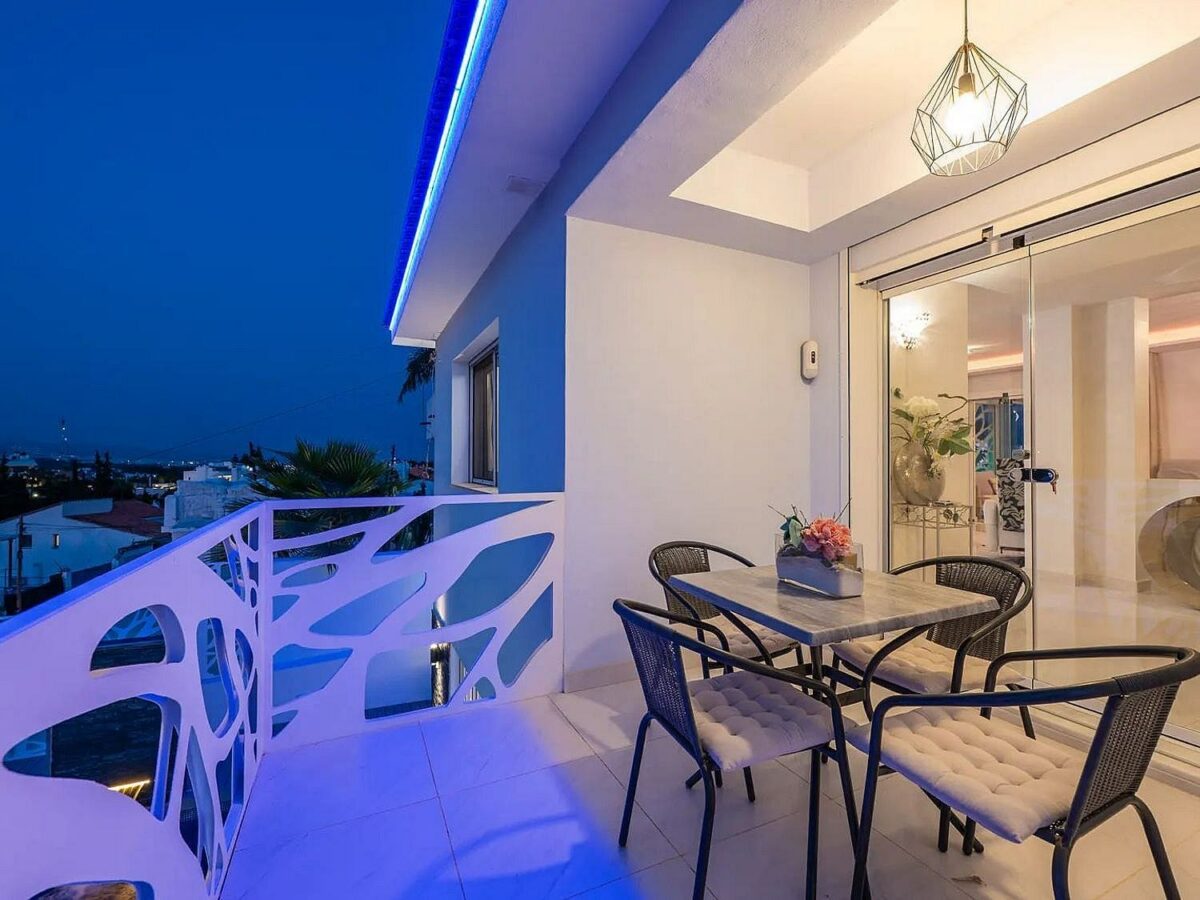 Contemporary villa with rooftop terrace and sea views in Nueva Andalucia, Marbella
