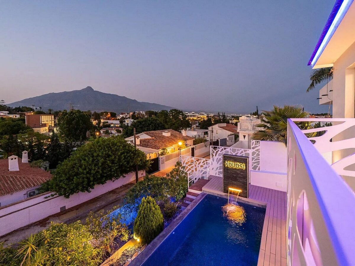 Contemporary villa with rooftop terrace and sea views in Nueva Andalucia, Marbella