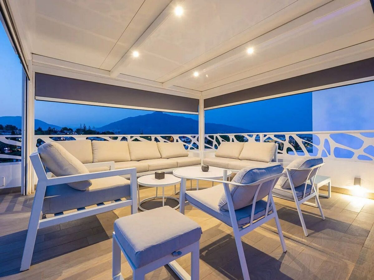 Contemporary villa with rooftop terrace and sea views in Nueva Andalucia, Marbella