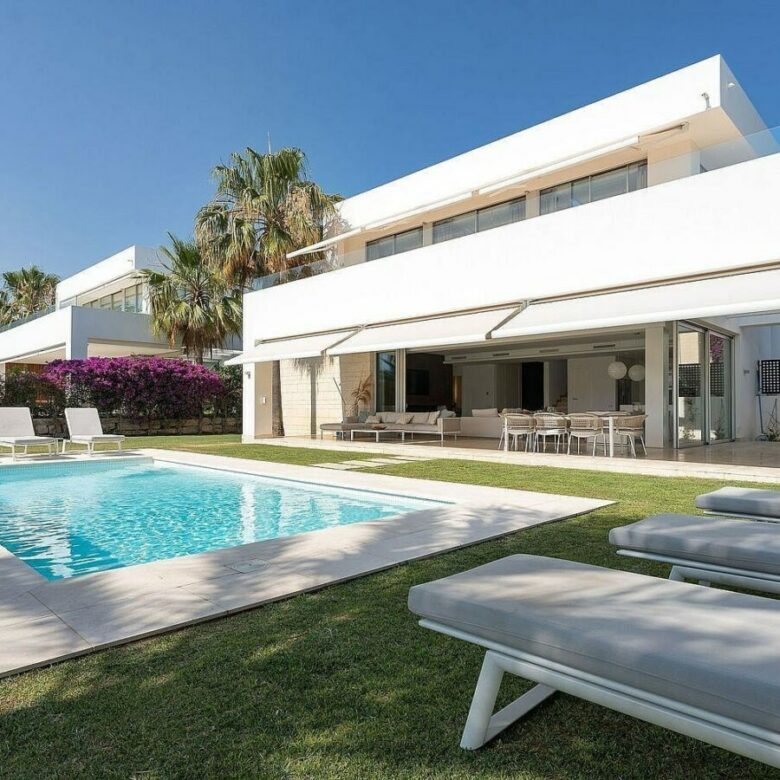 FOR SALE 🏡 West-Facing Contemporary Villa in a Gated Community with 24h Security – Río Real, Marbella 🇪🇸