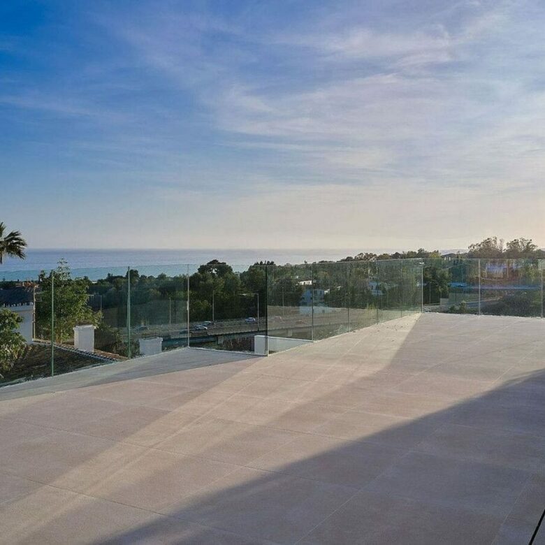 Contemporary villa with rooftop terrace and sea views Nagueles Marbella