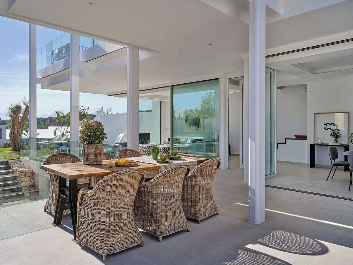 Contemporary villa with rooftop terrace and sea views Nagueles Marbella
