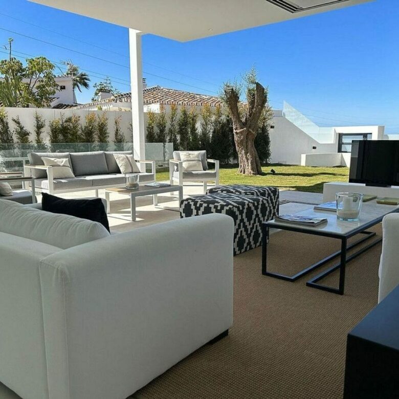 Contemporary villa with rooftop terrace and sea views Nagueles Marbella