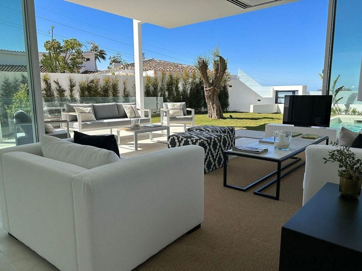 Contemporary villa with rooftop terrace and sea views Nagueles Marbella