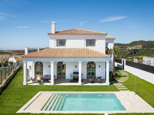 South-facing contemporary villa with sea views and pool in Valle Romano, Estepona