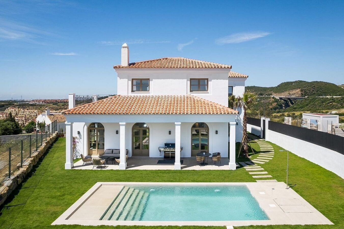 South-facing contemporary villa with sea views and pool in Valle Romano, Estepona
