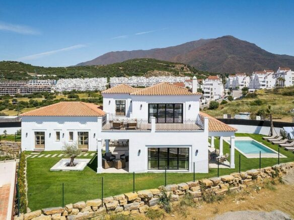 South-facing contemporary villa with sea views and pool in Valle Romano, Estepona
