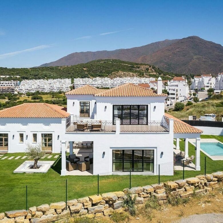 South-facing contemporary villa with sea views and pool in Valle Romano, Estepona