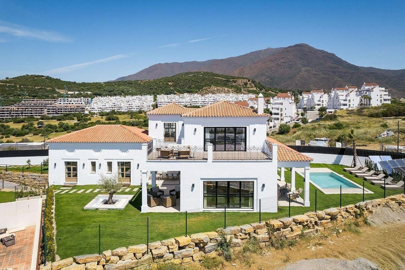 South-facing contemporary villa with sea views and pool in Valle Romano, Estepona