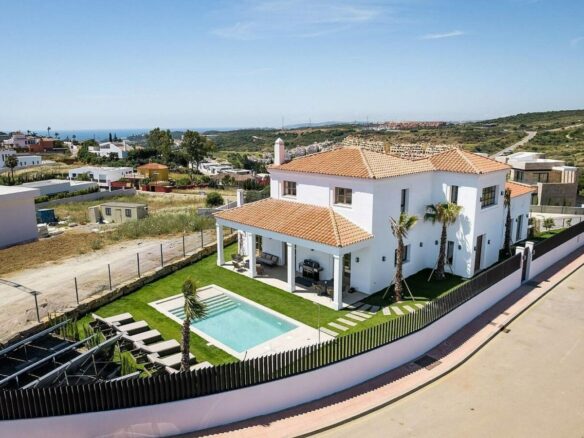 South-facing contemporary villa with sea views and pool in Valle Romano, Estepona