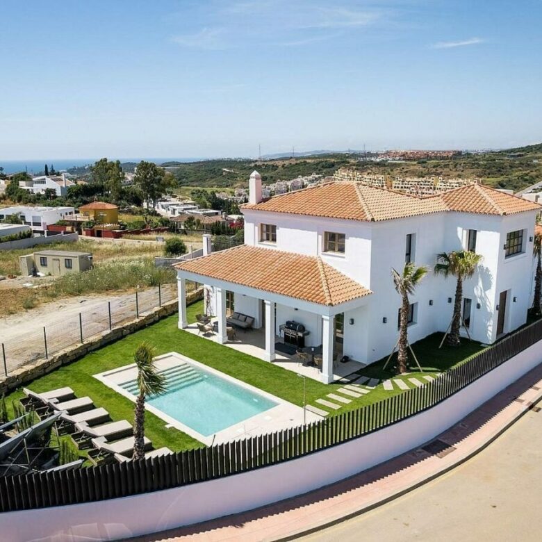 South-facing contemporary villa with sea views and pool in Valle Romano, Estepona