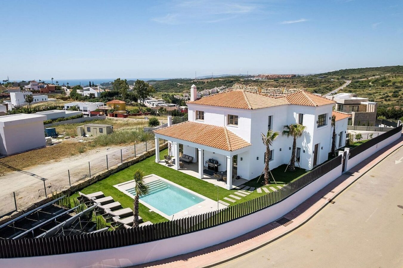 South-facing contemporary villa with sea views and pool in Valle Romano, Estepona