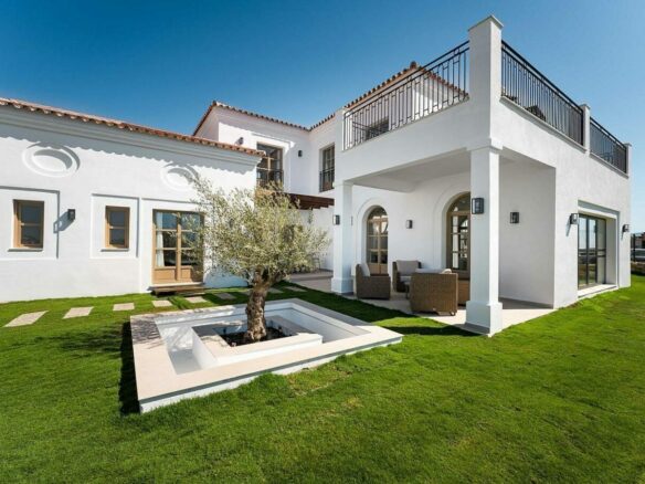 South-facing contemporary villa with sea views and pool in Valle Romano, Estepona