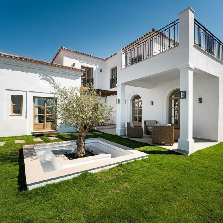 South-facing contemporary villa with sea views and pool in Valle Romano, Estepona
