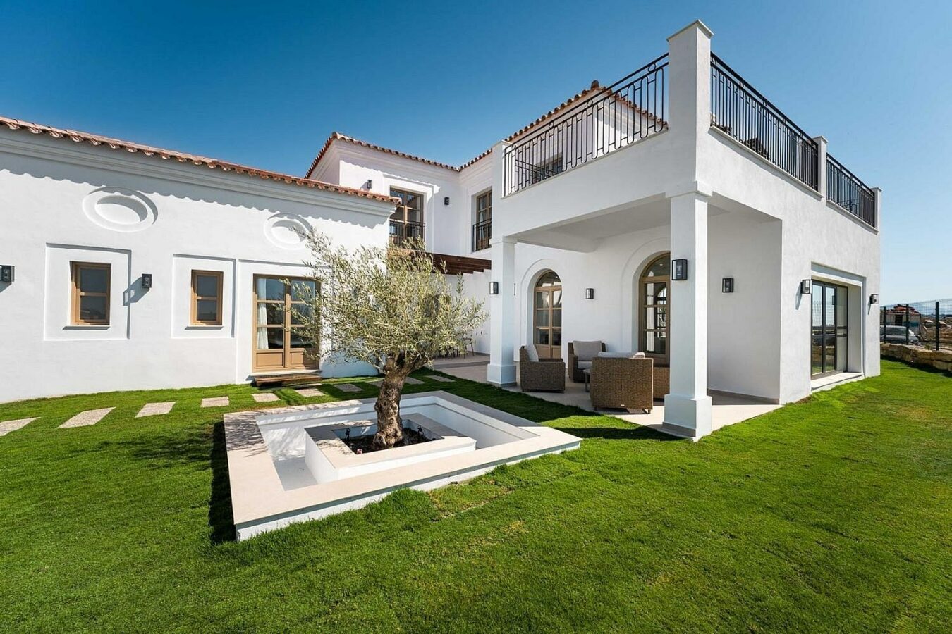 South-facing contemporary villa with sea views and pool in Valle Romano, Estepona