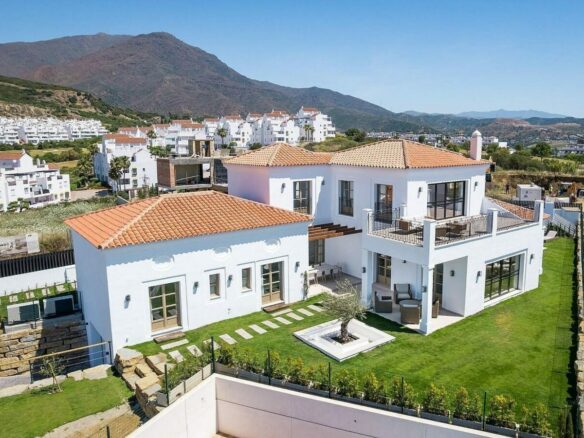 South-facing contemporary villa with sea views and pool in Valle Romano, Estepona