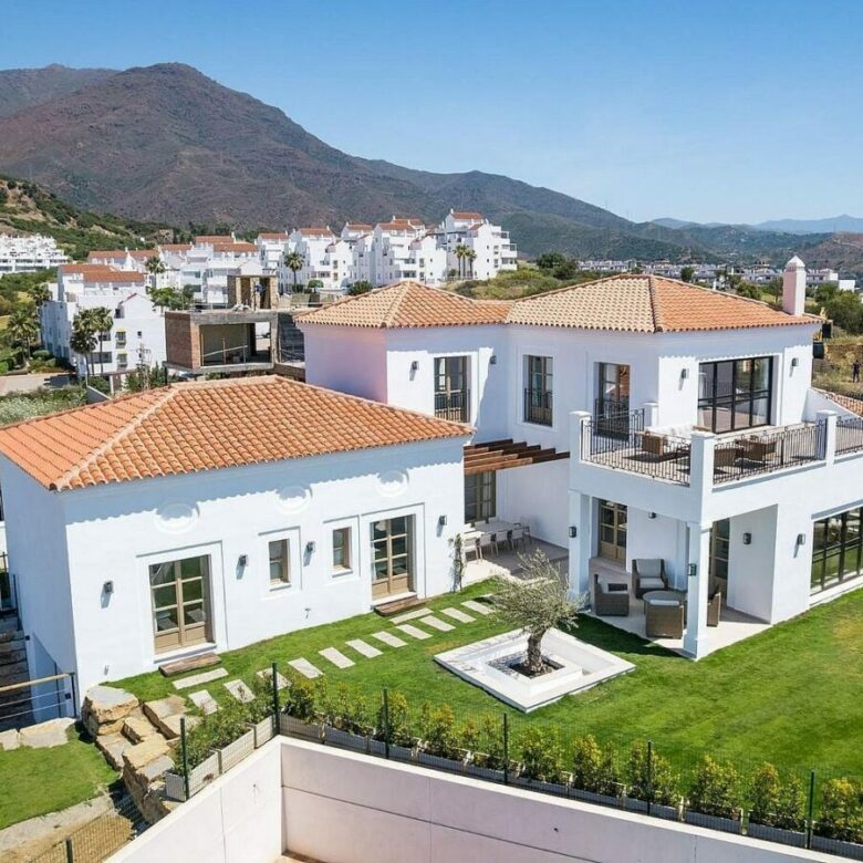 South-facing contemporary villa with sea views and pool in Valle Romano, Estepona