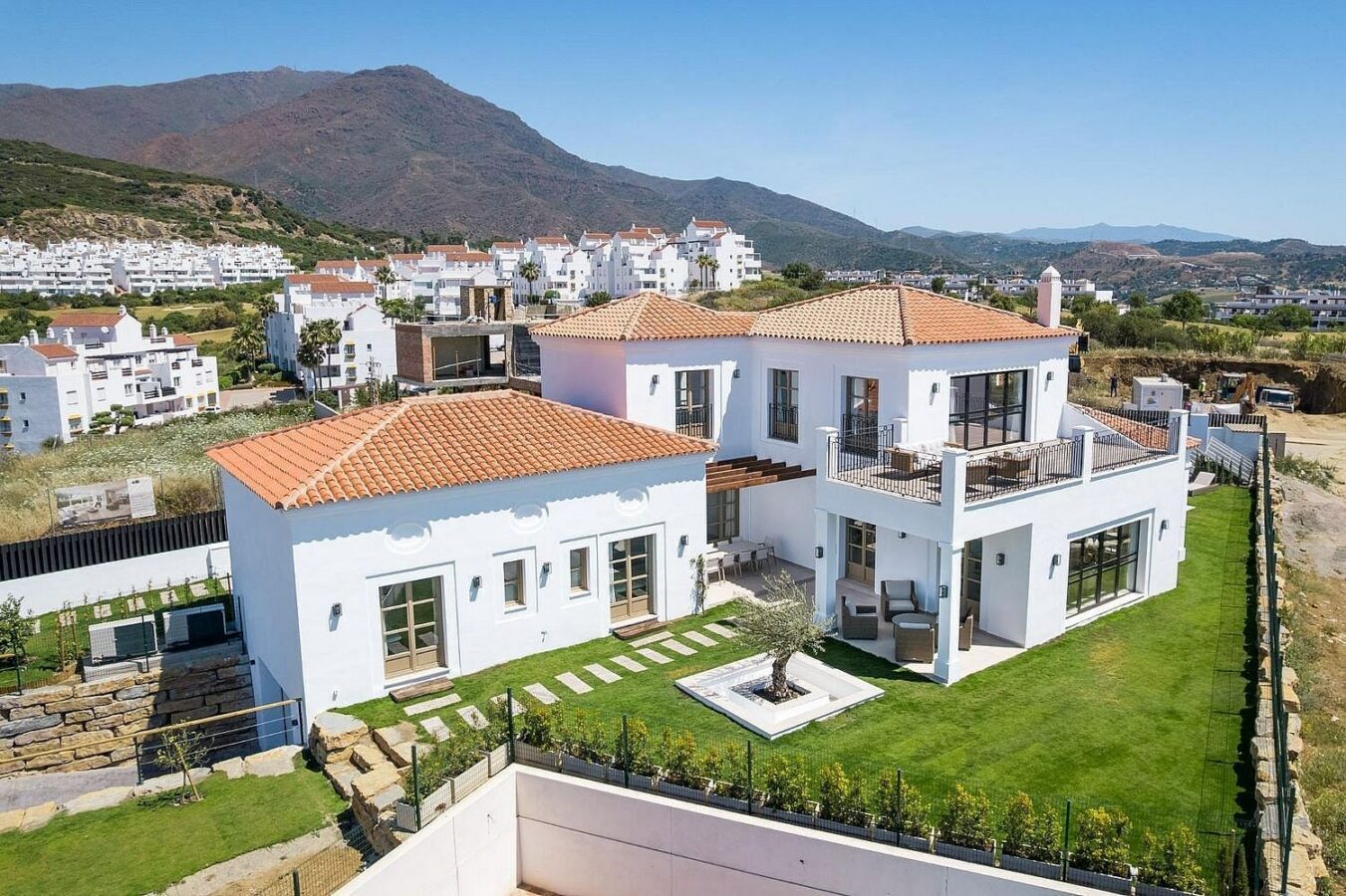 South-facing contemporary villa with sea views and pool in Valle Romano, Estepona