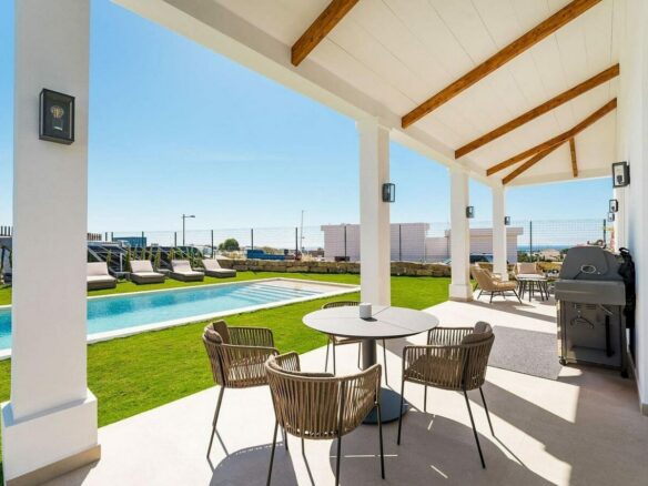 South-facing contemporary villa with sea views and pool in Valle Romano, Estepona