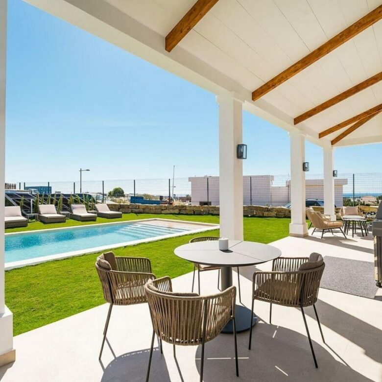 South-facing contemporary villa with sea views and pool in Valle Romano, Estepona