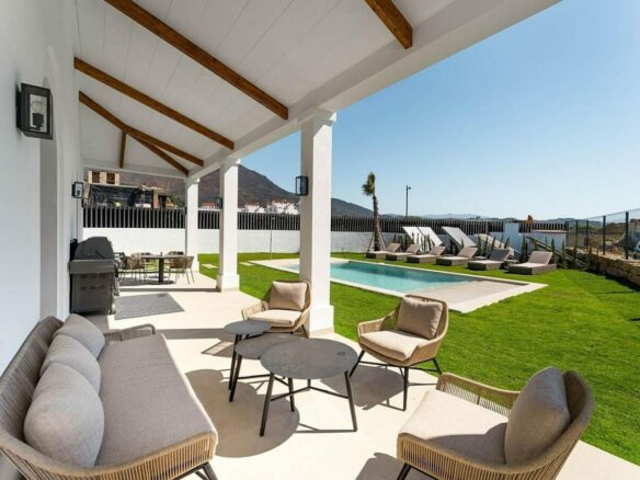 South-facing contemporary villa with sea views and pool in Valle Romano, Estepona