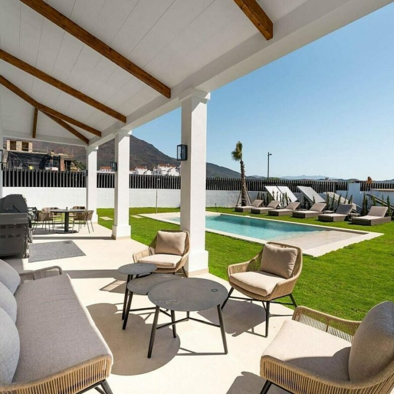 South-facing contemporary villa with sea views and pool in Valle Romano, Estepona