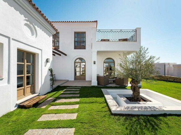 South-facing contemporary villa with sea views and pool in Valle Romano, Estepona