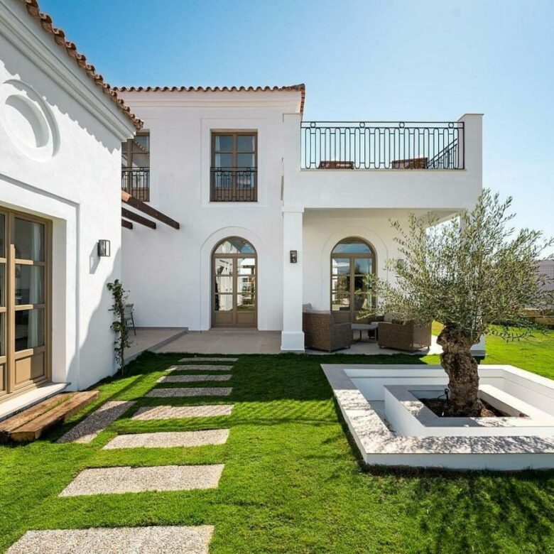 South-facing contemporary villa with sea views and pool in Valle Romano, Estepona
