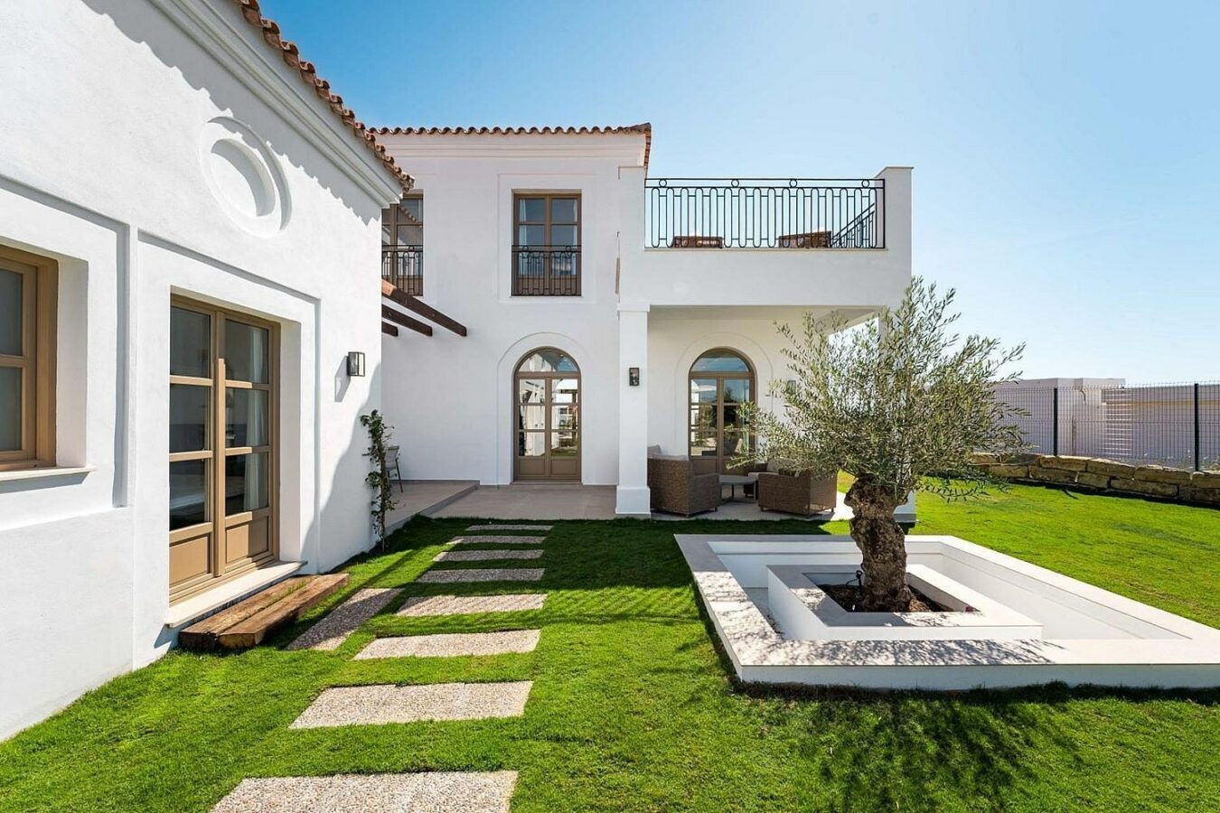 South-facing contemporary villa with sea views and pool in Valle Romano, Estepona