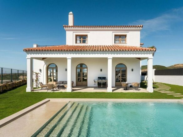 South-facing contemporary villa with sea views and pool in Valle Romano, Estepona
