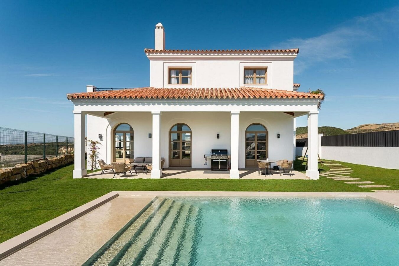South-facing contemporary villa with sea views and pool in Valle Romano, Estepona